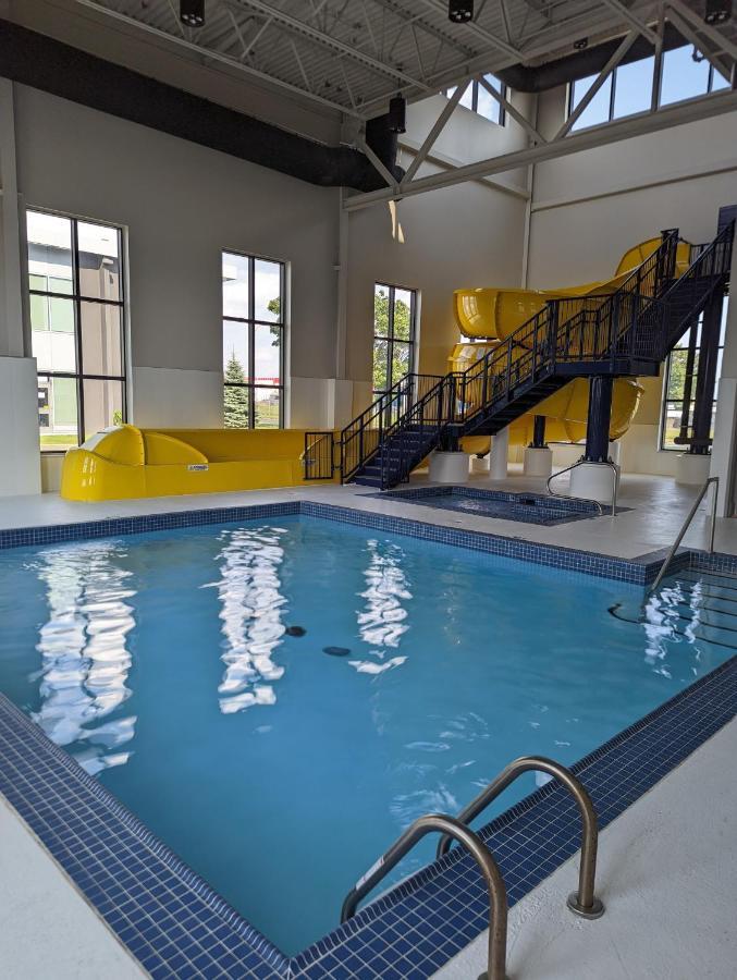 Microtel Inn & Suites Dorval Qc エクステリア 写真