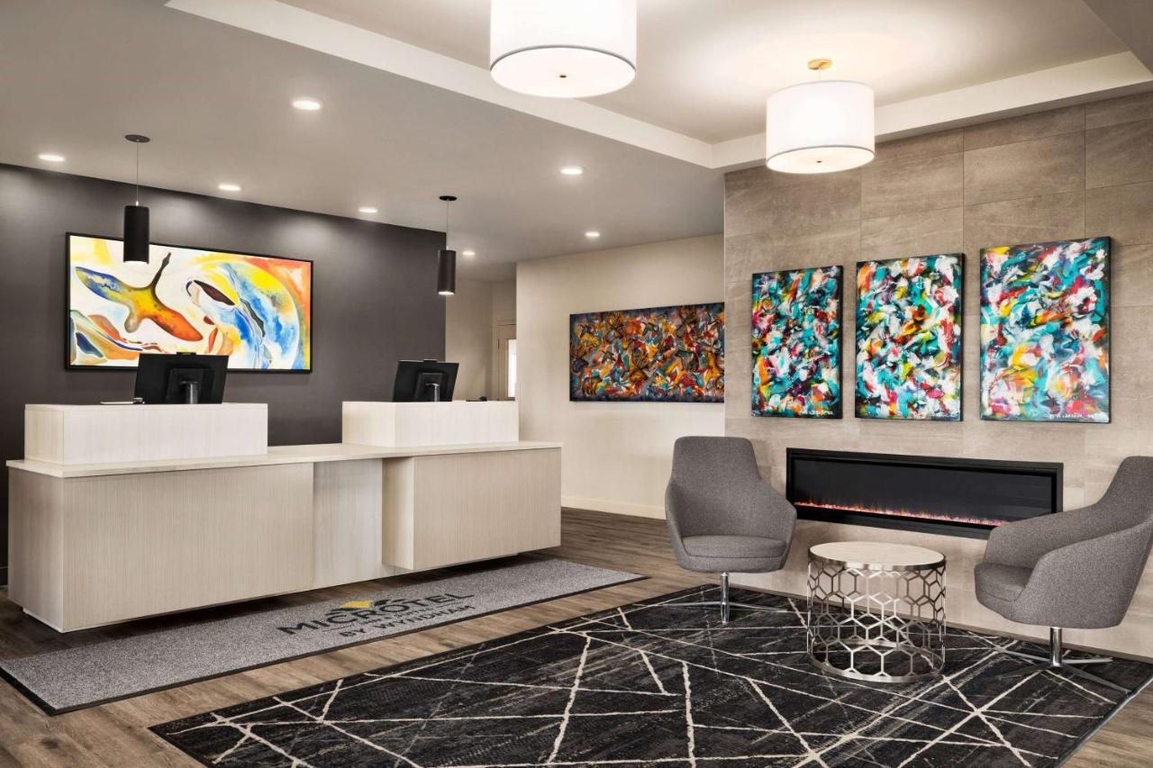 Microtel Inn & Suites Dorval Qc エクステリア 写真