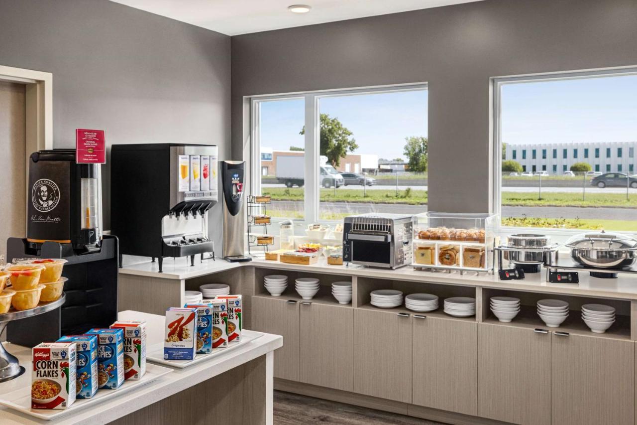 Microtel Inn & Suites Dorval Qc エクステリア 写真