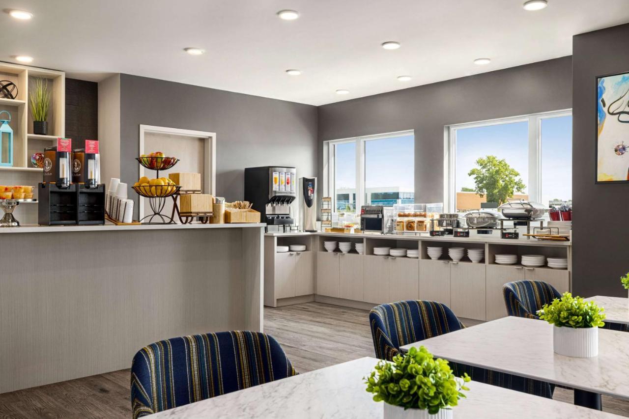 Microtel Inn & Suites Dorval Qc エクステリア 写真