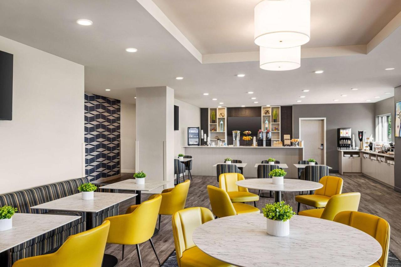 Microtel Inn & Suites Dorval Qc エクステリア 写真
