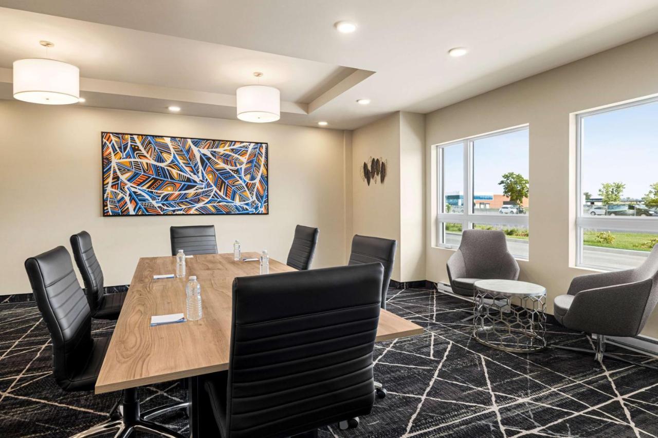Microtel Inn & Suites Dorval Qc エクステリア 写真