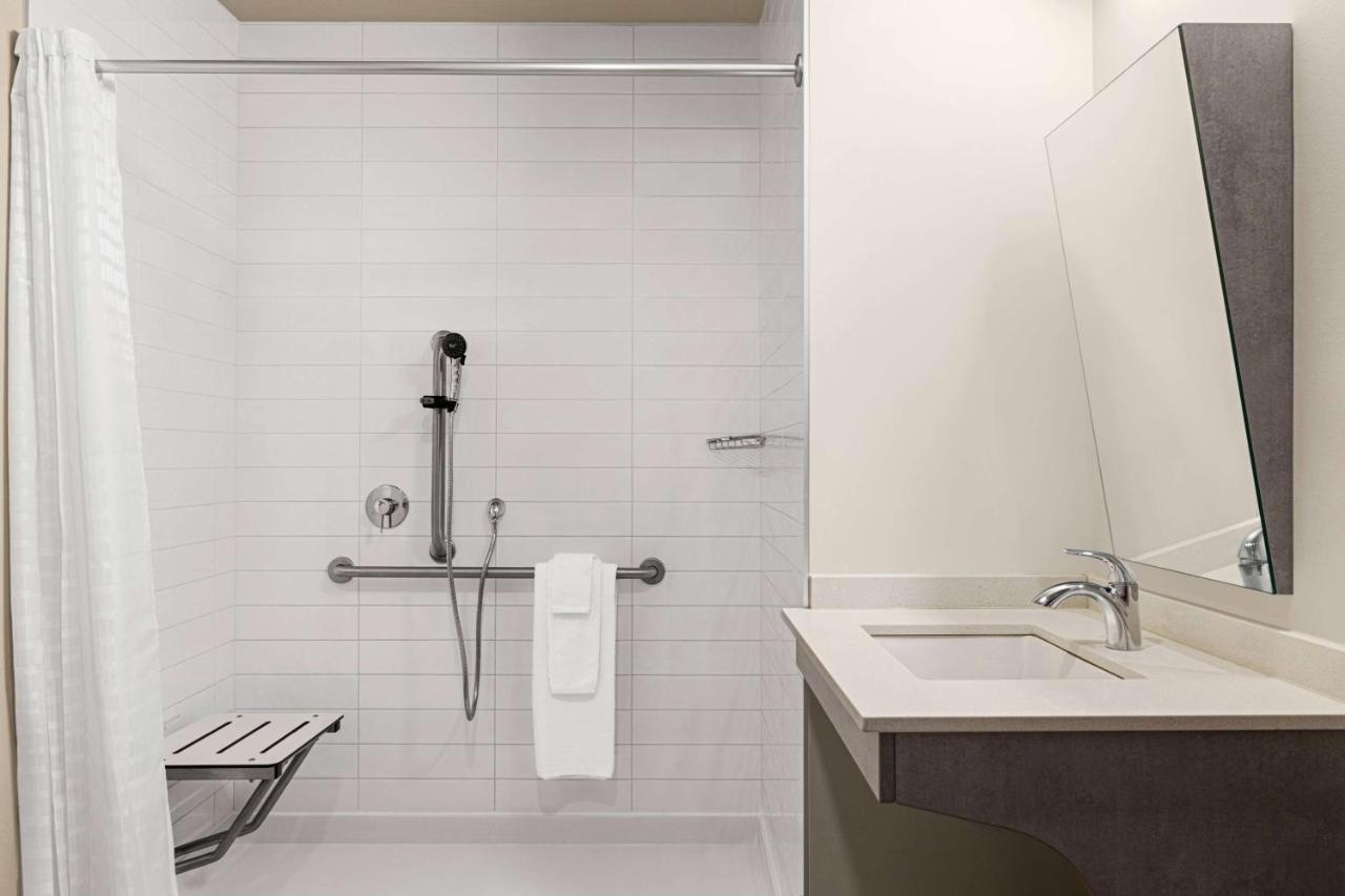 Microtel Inn & Suites Dorval Qc エクステリア 写真