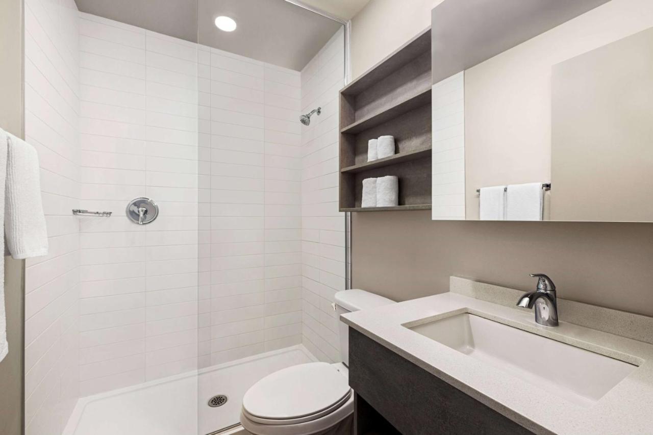 Microtel Inn & Suites Dorval Qc エクステリア 写真