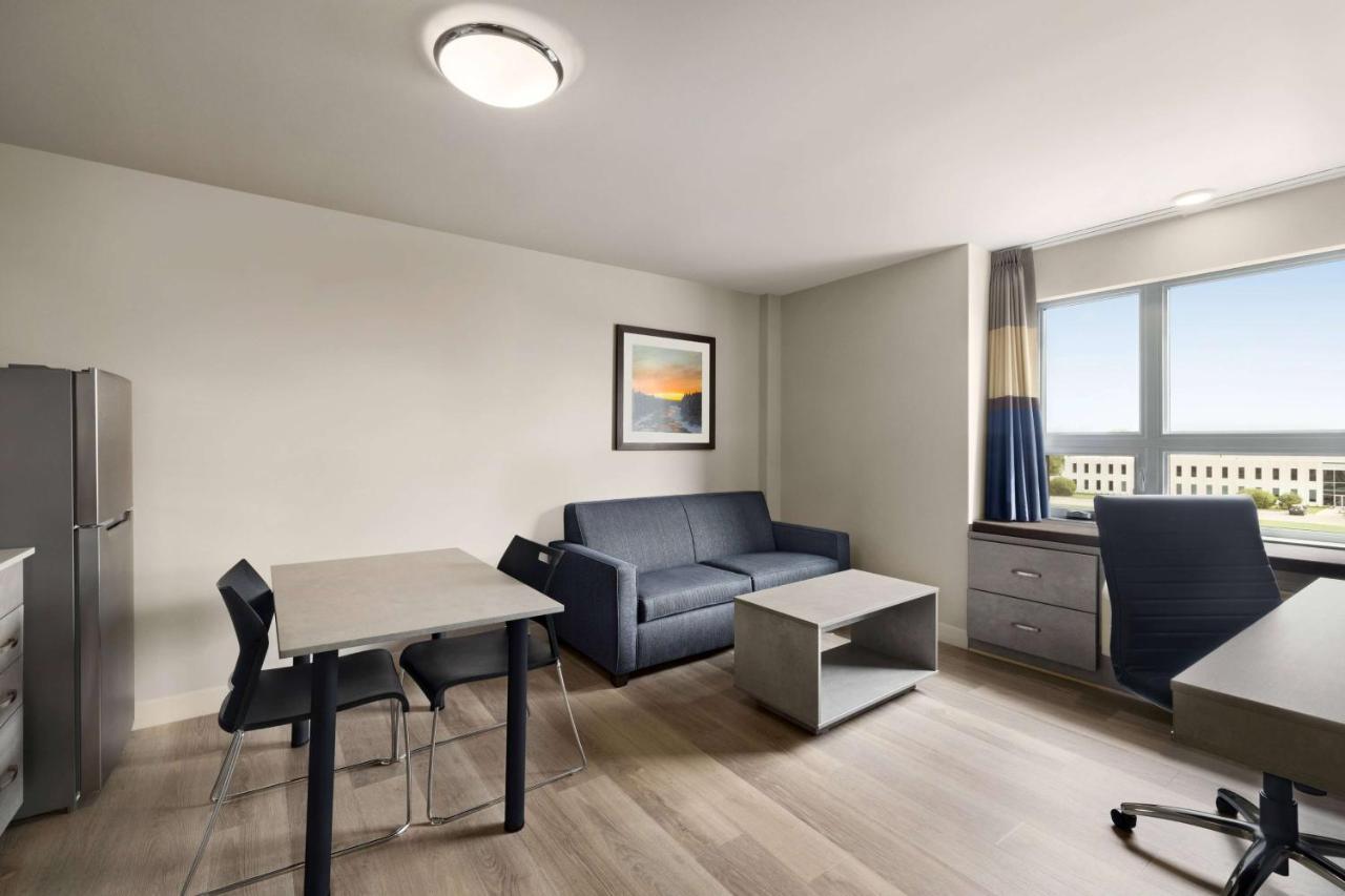 Microtel Inn & Suites Dorval Qc エクステリア 写真
