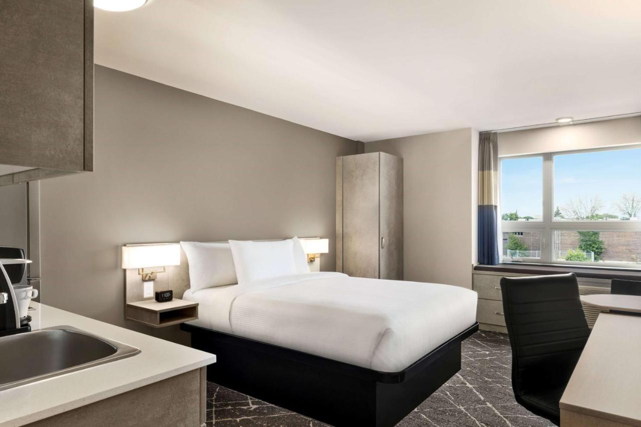 Microtel Inn & Suites Dorval Qc エクステリア 写真