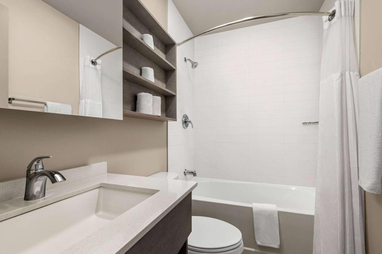 Microtel Inn & Suites Dorval Qc エクステリア 写真