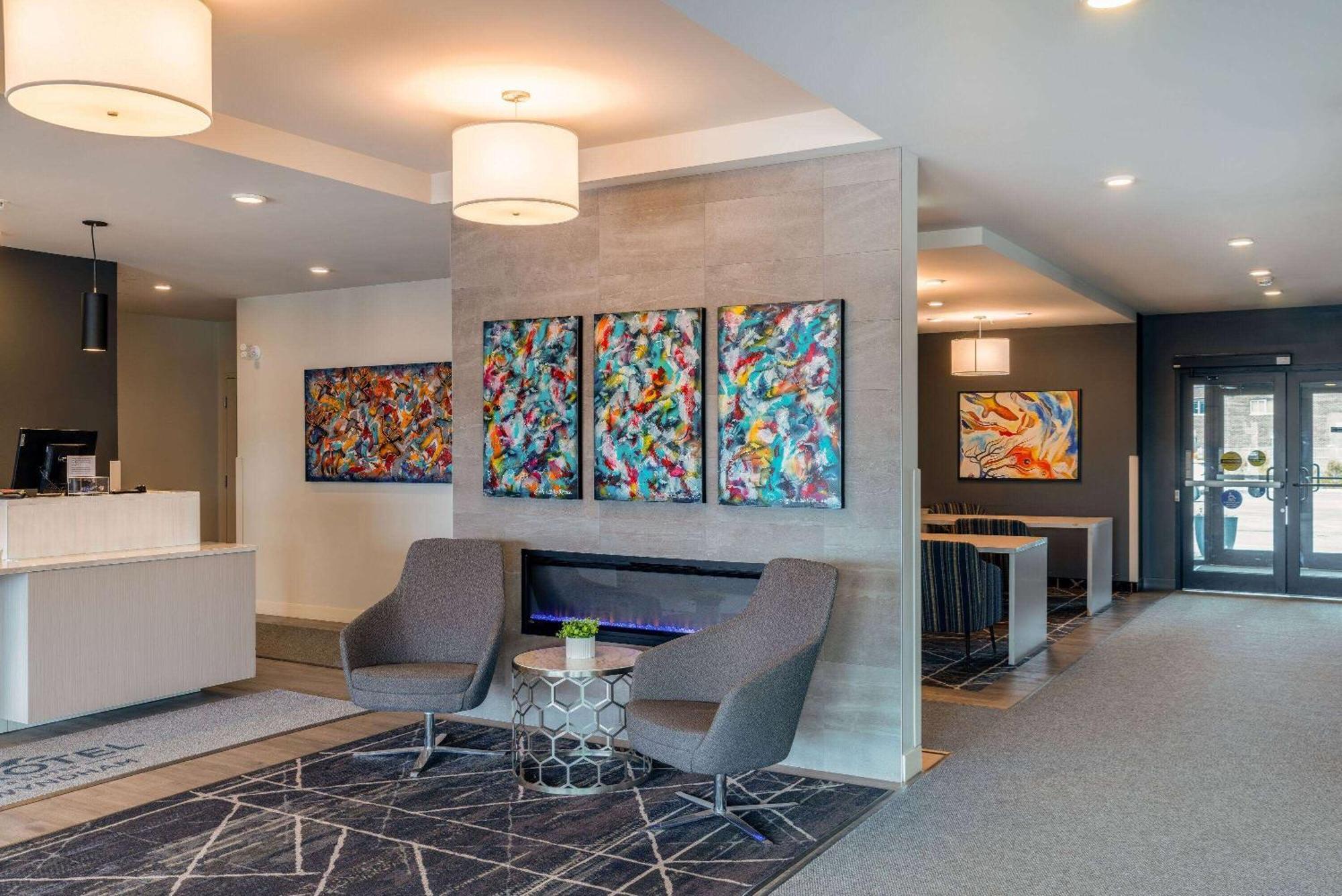Microtel Inn & Suites Dorval Qc エクステリア 写真