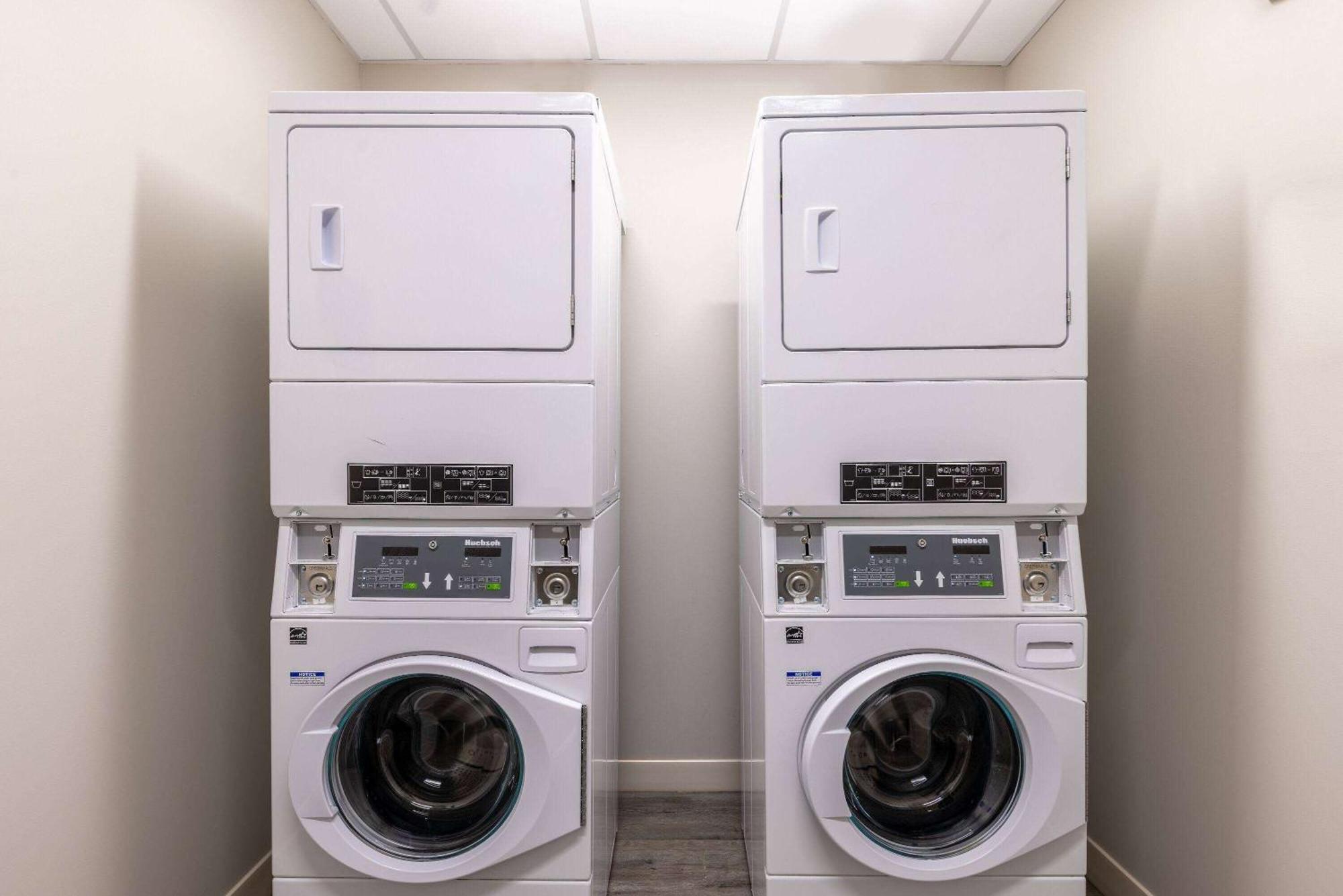 Microtel Inn & Suites Dorval Qc エクステリア 写真