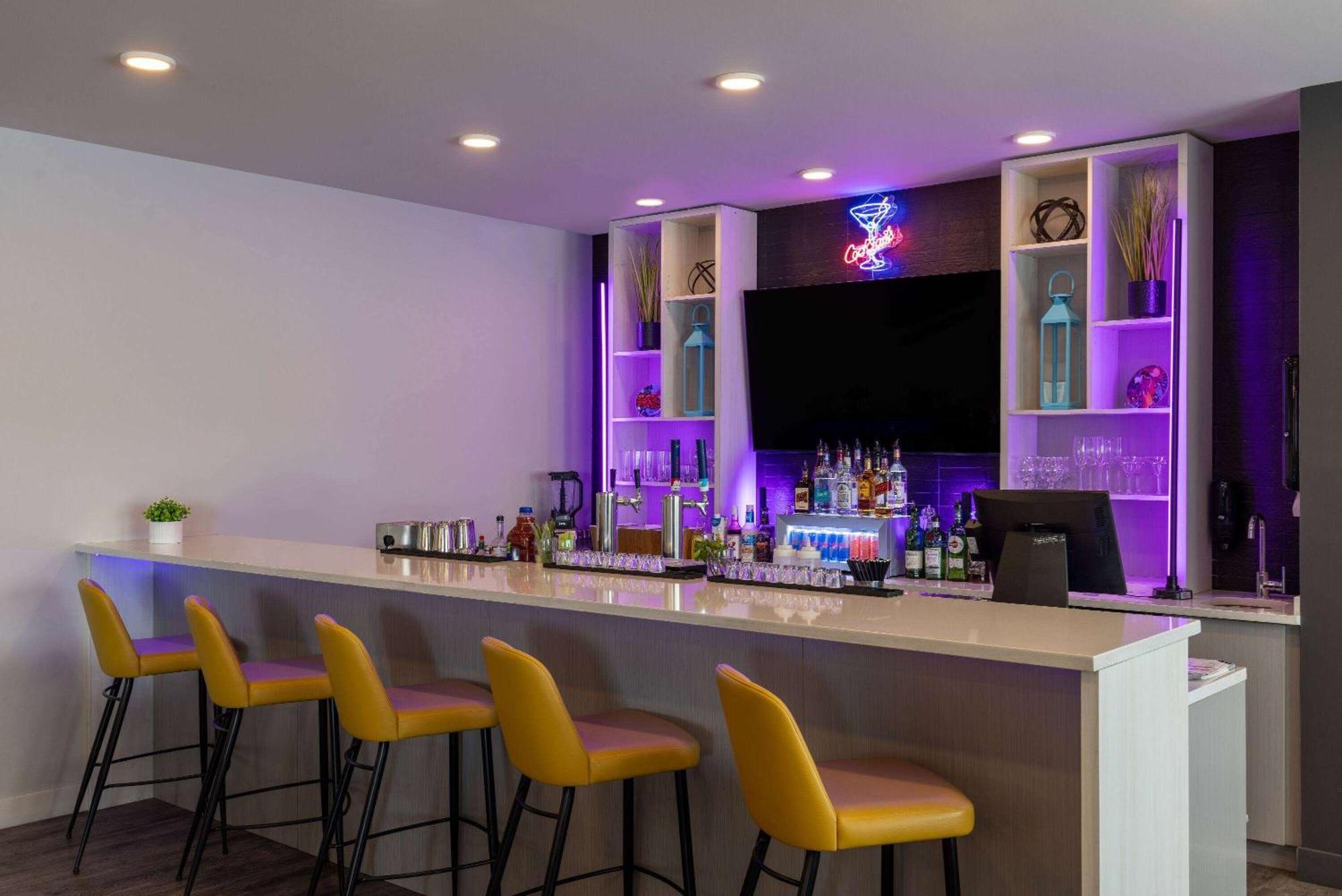 Microtel Inn & Suites Dorval Qc エクステリア 写真