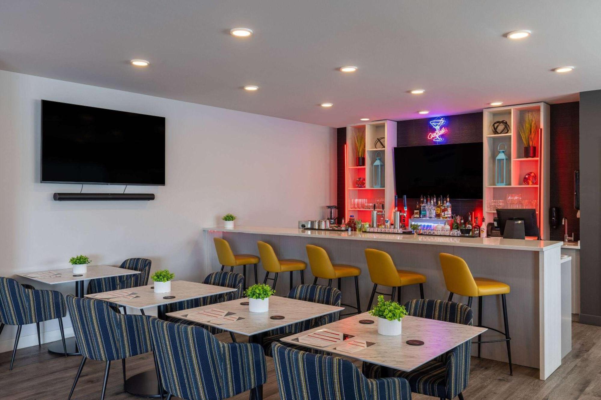 Microtel Inn & Suites Dorval Qc エクステリア 写真